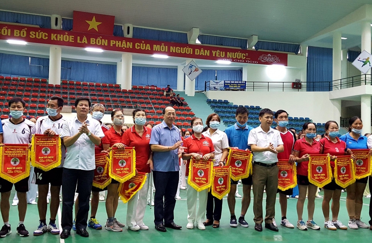 3658 pho chy tych nguyyn hoa binh va ban ty chyc tyng cy lyu niym cho cac yoan tham gia giyi