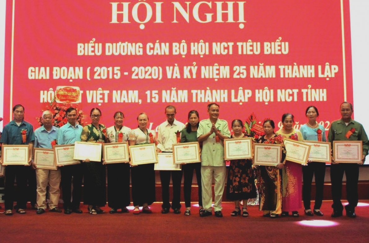 2708 nhiyu cac nhan can by hyi nct tieu biyu tynh lai chau yyyc khen thyyng