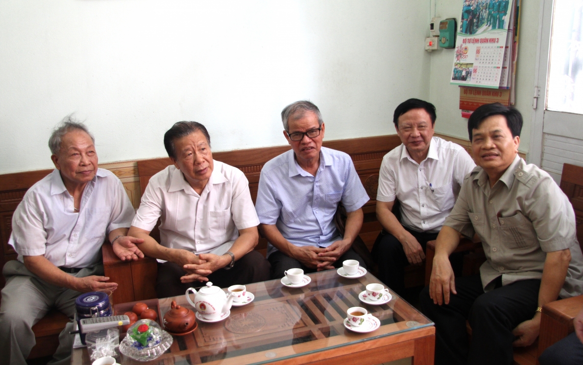 0451 ong yyng tai tinh giya trong myt lyn thap tung lanh yyo ty hyi yi cy sy