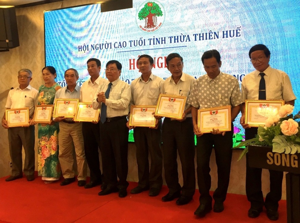 4321 trao giyy khen cya hyi nct tynh cho can by hyi tieu biyu