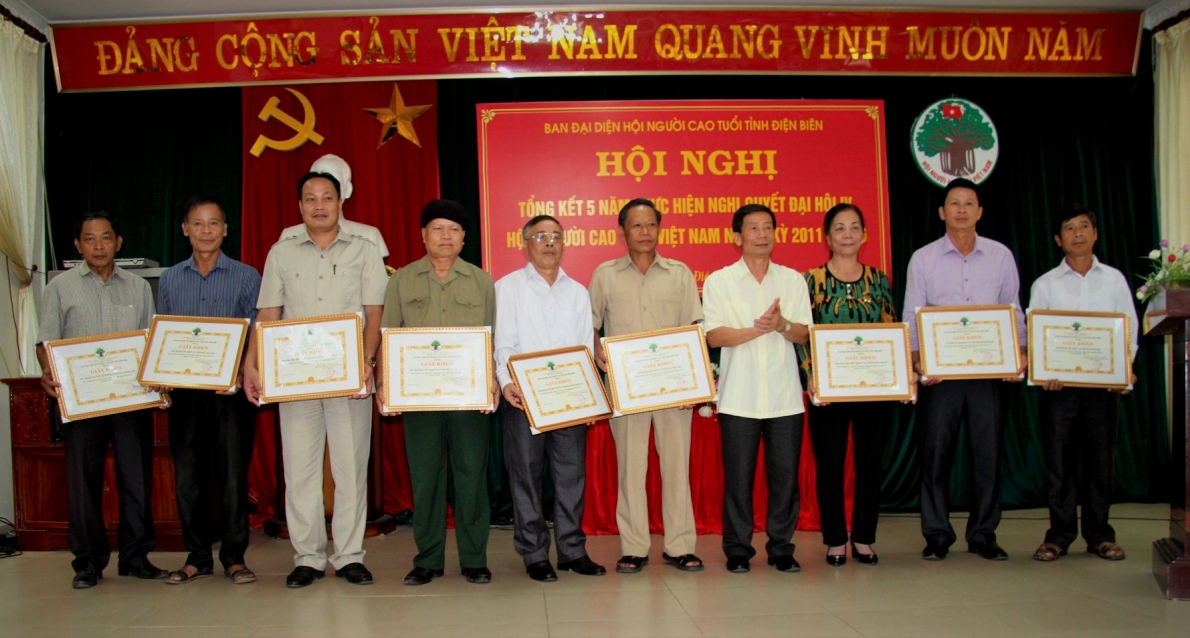 3234 ong lu vyn vin trao giyy khen cya hyi nct tynh cho cac ca nhan xuyt syc