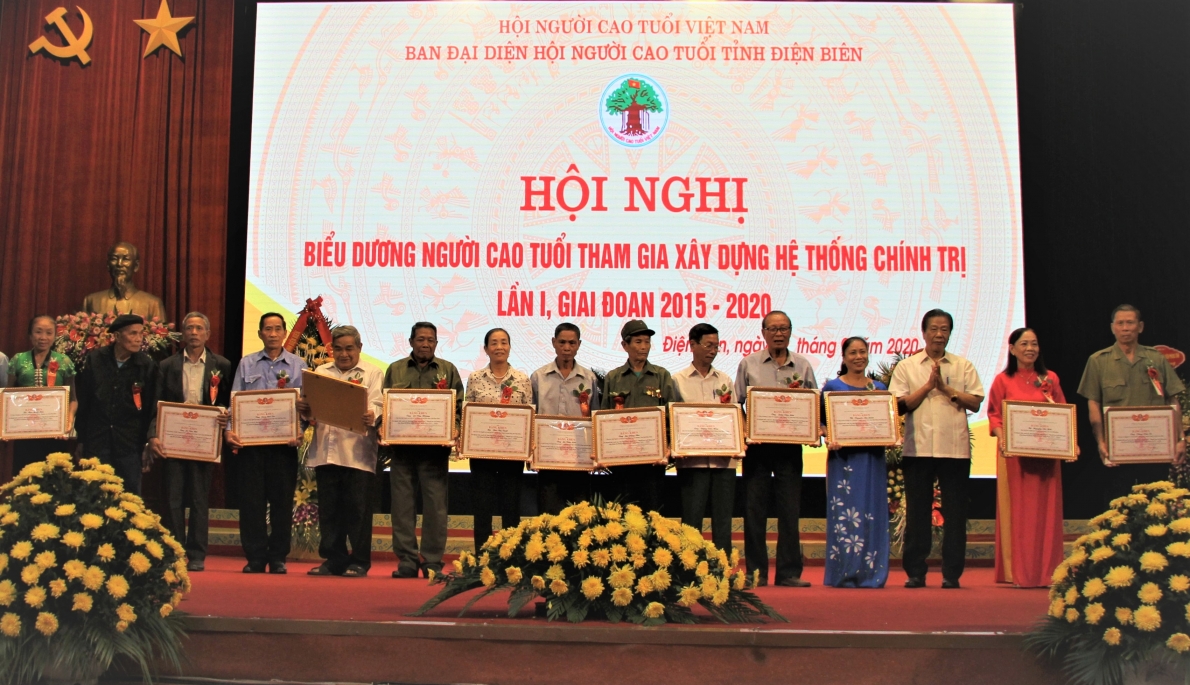 1510 pho chy tych thyyng tryc yam hyu yyc trao byng khen ty hyi cho ca nhan xuyt syc