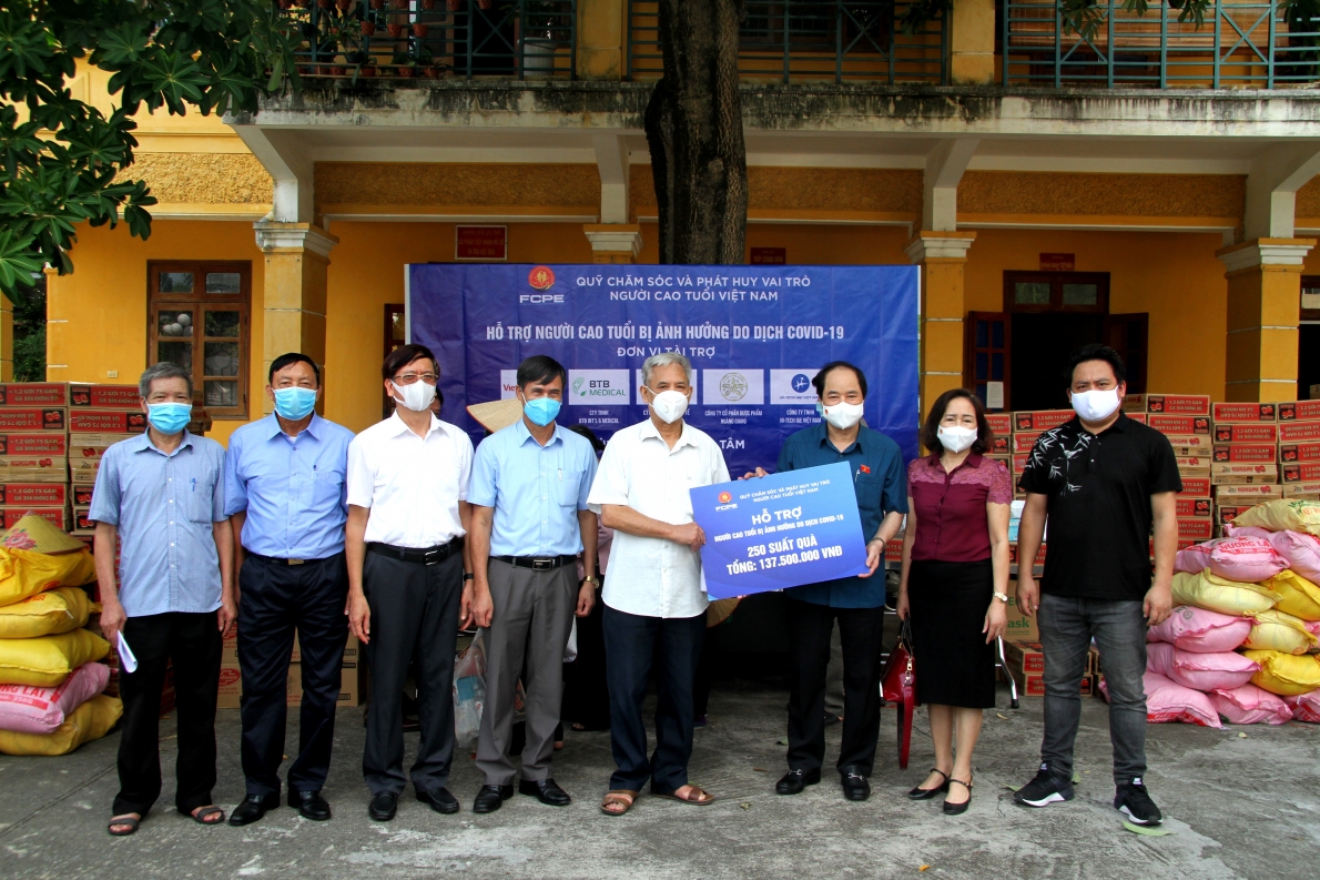 Tặng quà hỗ trợ NCT có hoàn cảnh khó khăn ở huyện Đông Anh vượt qua đại dịch Covid-19