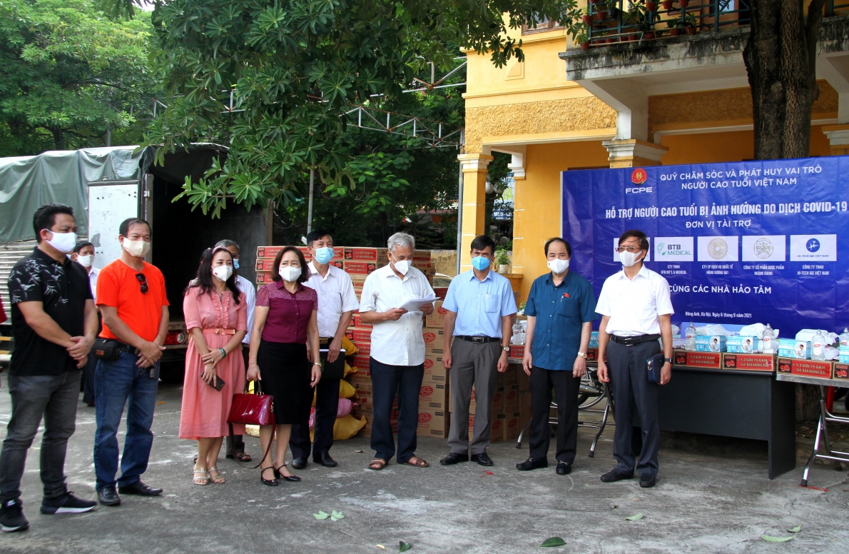Tặng quà hỗ trợ NCT có hoàn cảnh khó khăn ở huyện Đông Anh vượt qua đại dịch Covid-19