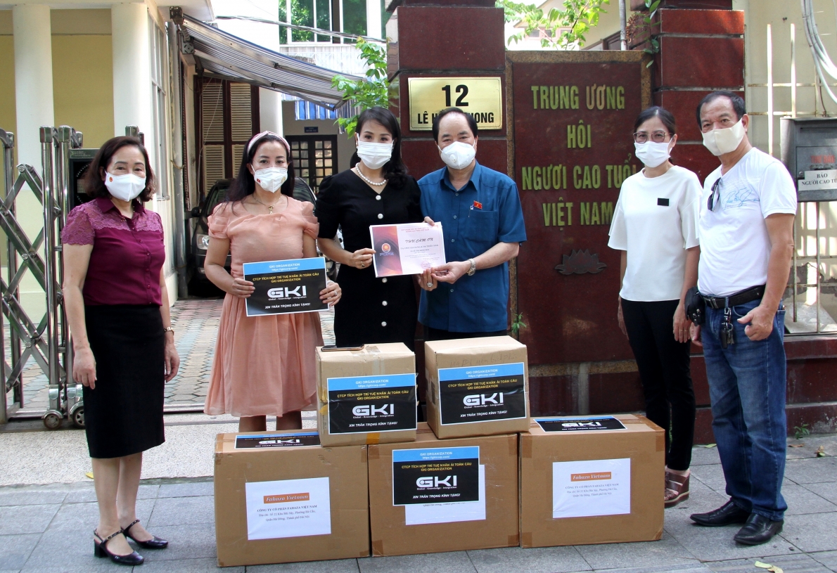 Tặng quà hỗ trợ NCT có hoàn cảnh khó khăn ở huyện Đông Anh vượt qua đại dịch Covid-19