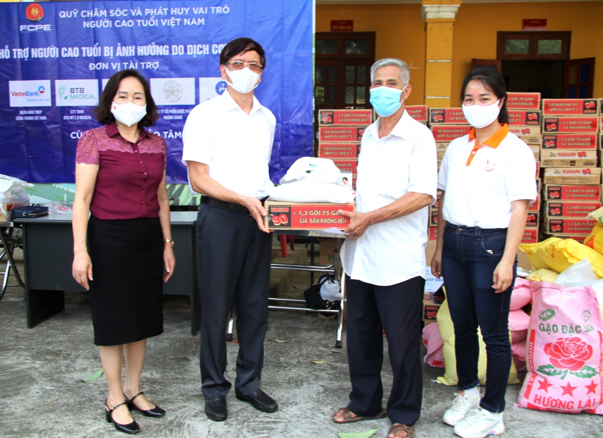 Tặng quà hỗ trợ NCT có hoàn cảnh khó khăn ở huyện Đông Anh vượt qua đại dịch Covid-19
