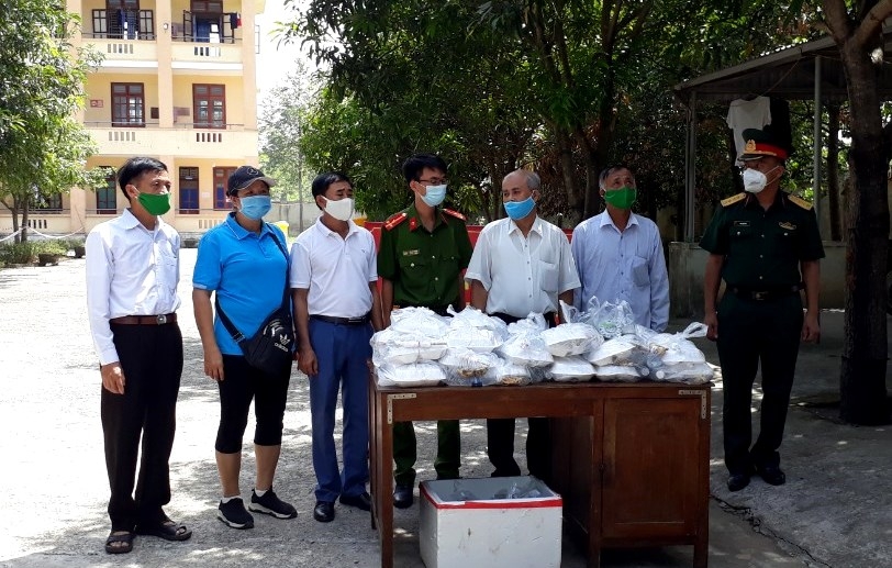 Chống dịch theo cách của “người cao tuổi”