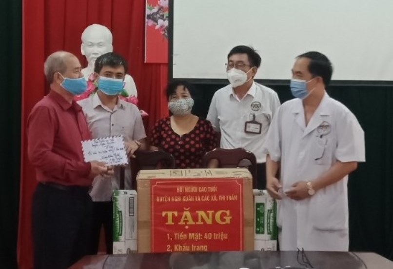 Chống dịch theo cách của “người cao tuổi”