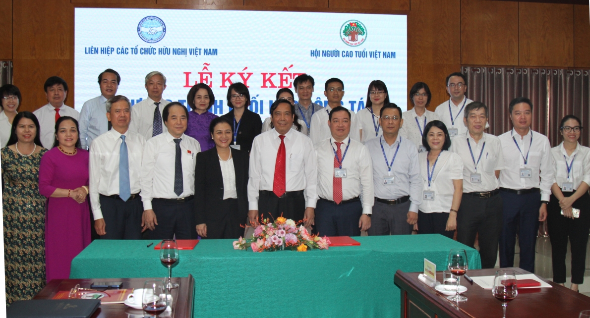 Các đại biểu tham dự Lễ kí kết