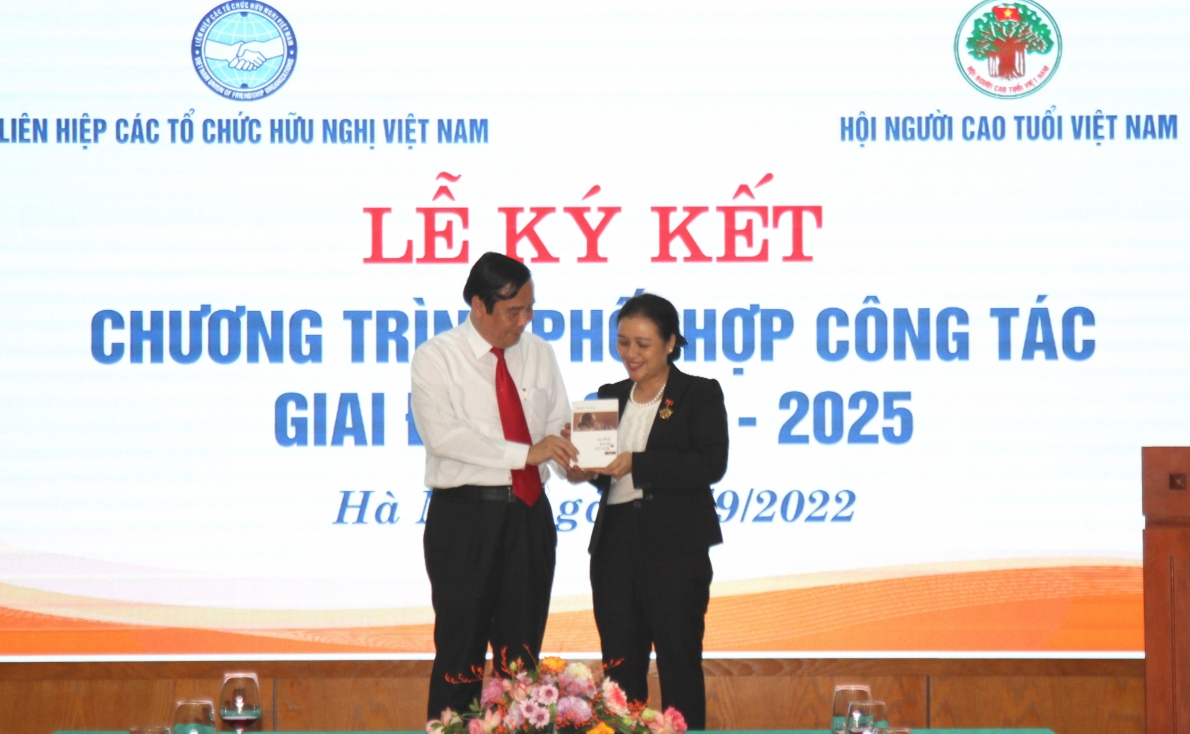 Chủ tịch Nguyễn Phương Nga tặng sách Chủ tịch nguyễn Thanh Bình