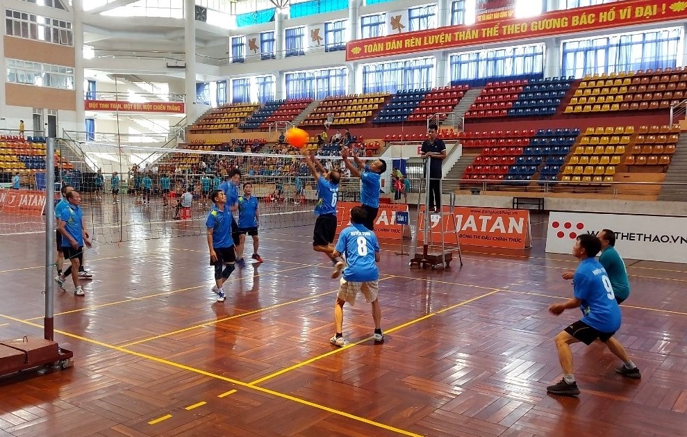 Trận thi đấu bóng chuyền hơi trung tuổi nam TP Bắk Kạn