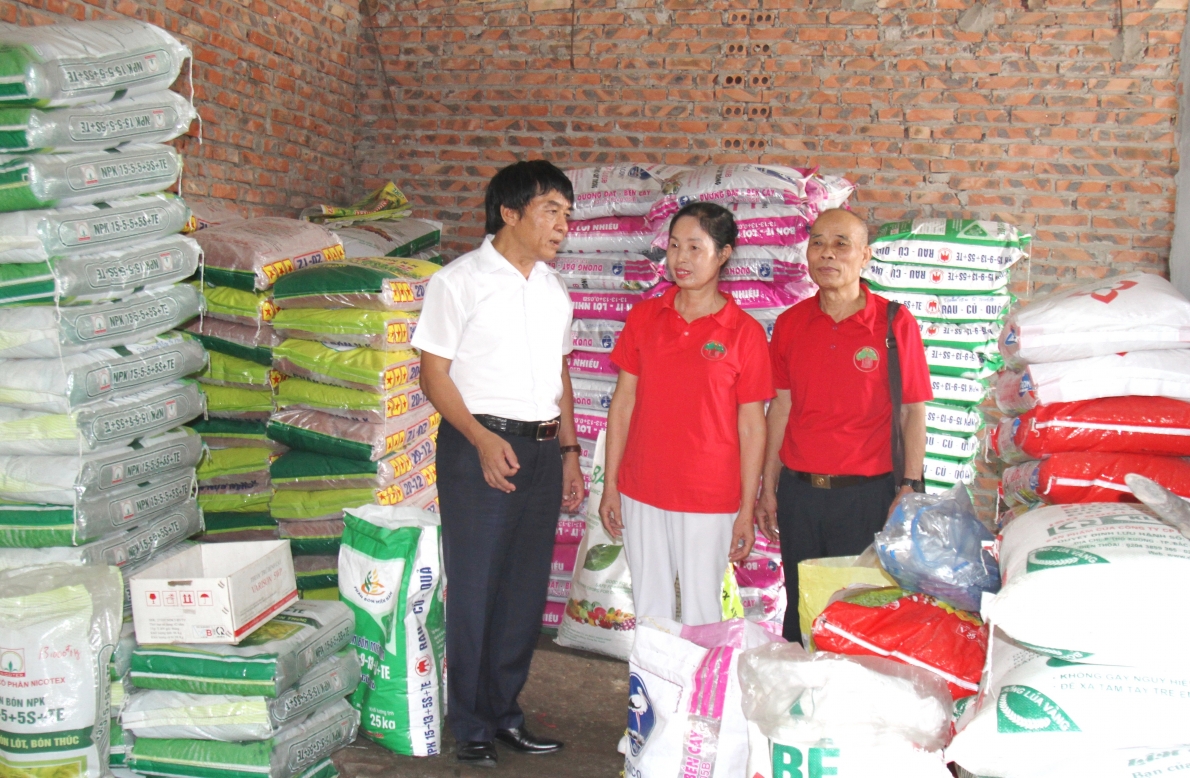 Thăm mô hình vay vốn phát triển kinh tế tăng thu nhập của thành viên Mai Thị Tuệ