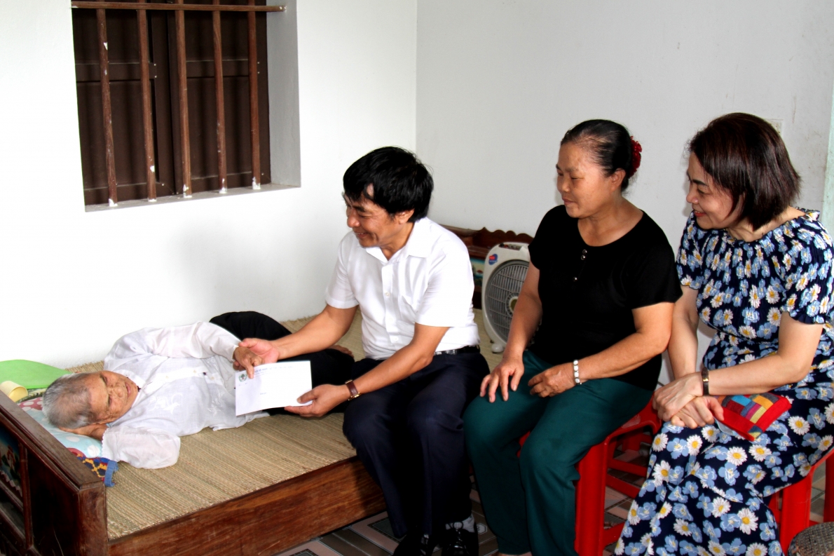 Thăm tặng quà cụ Nguyễn Thị Hậu có hoàn cảnh khó khăn