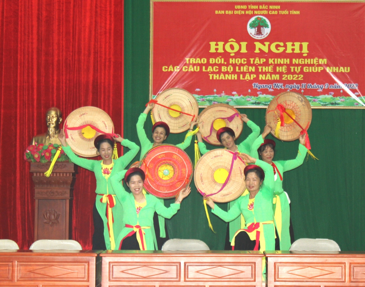 Tiết mục văn nghệ của CLB LTHTGN thôn Ngang Nội, xã Hiên Vân, huyện Tiên Du, tỉnh Bắc Ninh