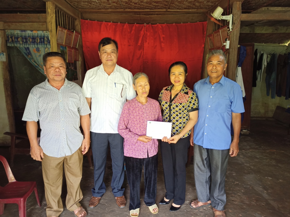 Tặng quà NCT có hoàn cảnh khó khăn tỉnh Bắc Kạn năm 2022