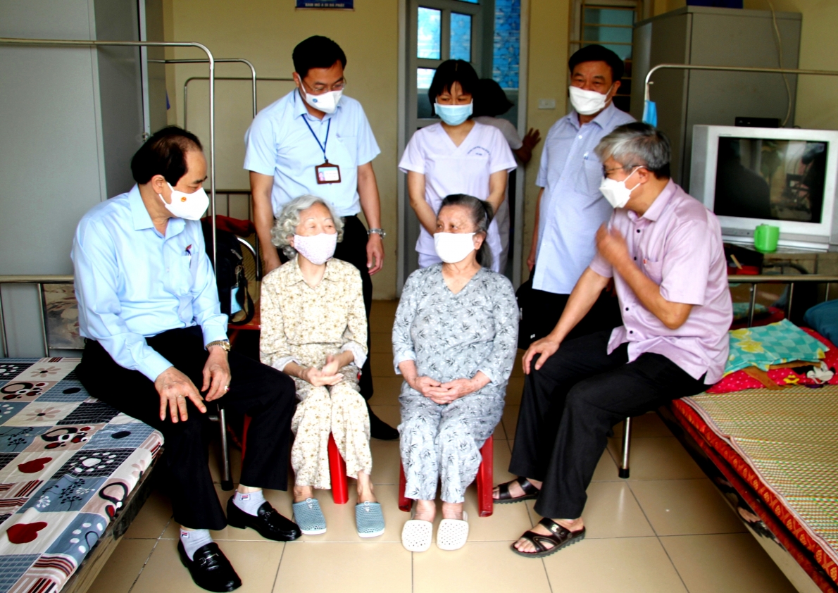Phó Chủ tịch Trương Xuân Cừ thăm NCT đang được chăm sóc, nuôi dưỡng tại Trung tâm Bảo trợ Xã hội số III TP Hà Nội