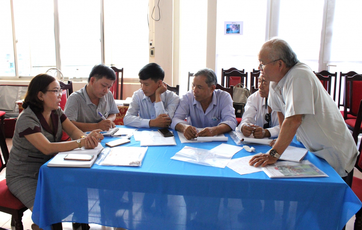 Thảo luận nhóm tại lớp tập huấn cho NCT