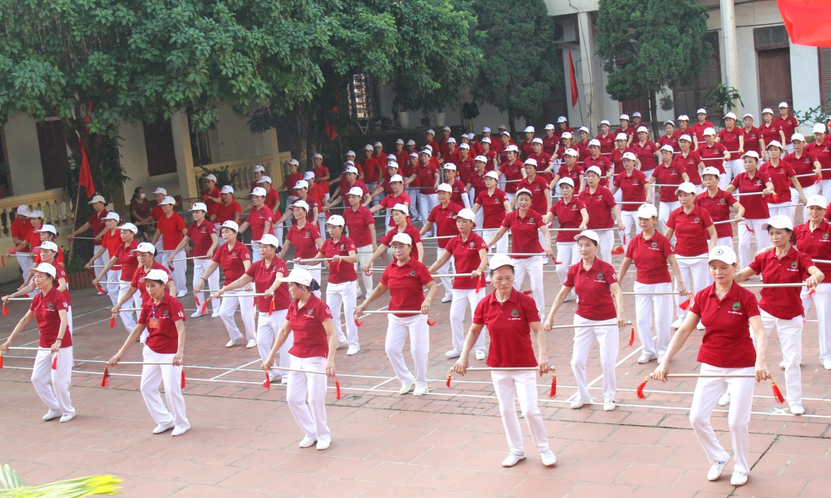 Bài đồng diễn tập thể của NCT 5 xã, thị trấn (Song Hồ, Đại Đồng Thành, Thanh Khương, Đình Tổ và thị trấn Hồ )