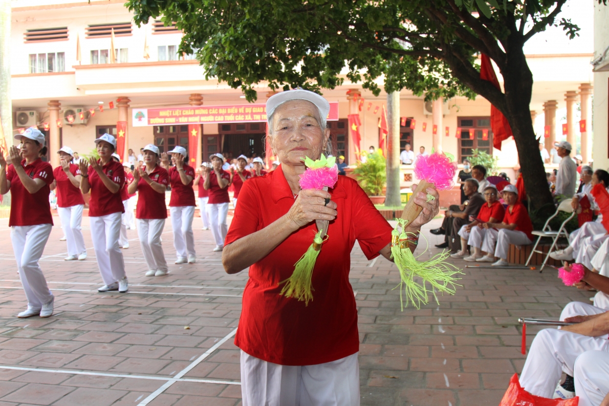 Cụ Nguyễn Thị Thi phấn khởi nhảy theo nhịp trống