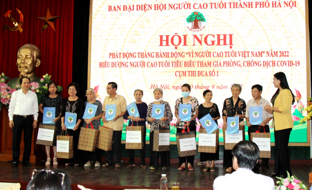 Lãnh đạo Trung ương Hội và Ủy ban MTTQ thành phố tặng quà NCT có hoàn canhr khó khăn