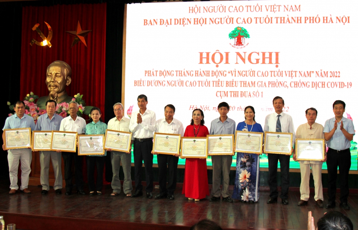 Phát động “Tháng hành động vì NCT Việt Nam” và biểu dương NCT tiêu biểu phòng chống dịch bệnh Covid-19