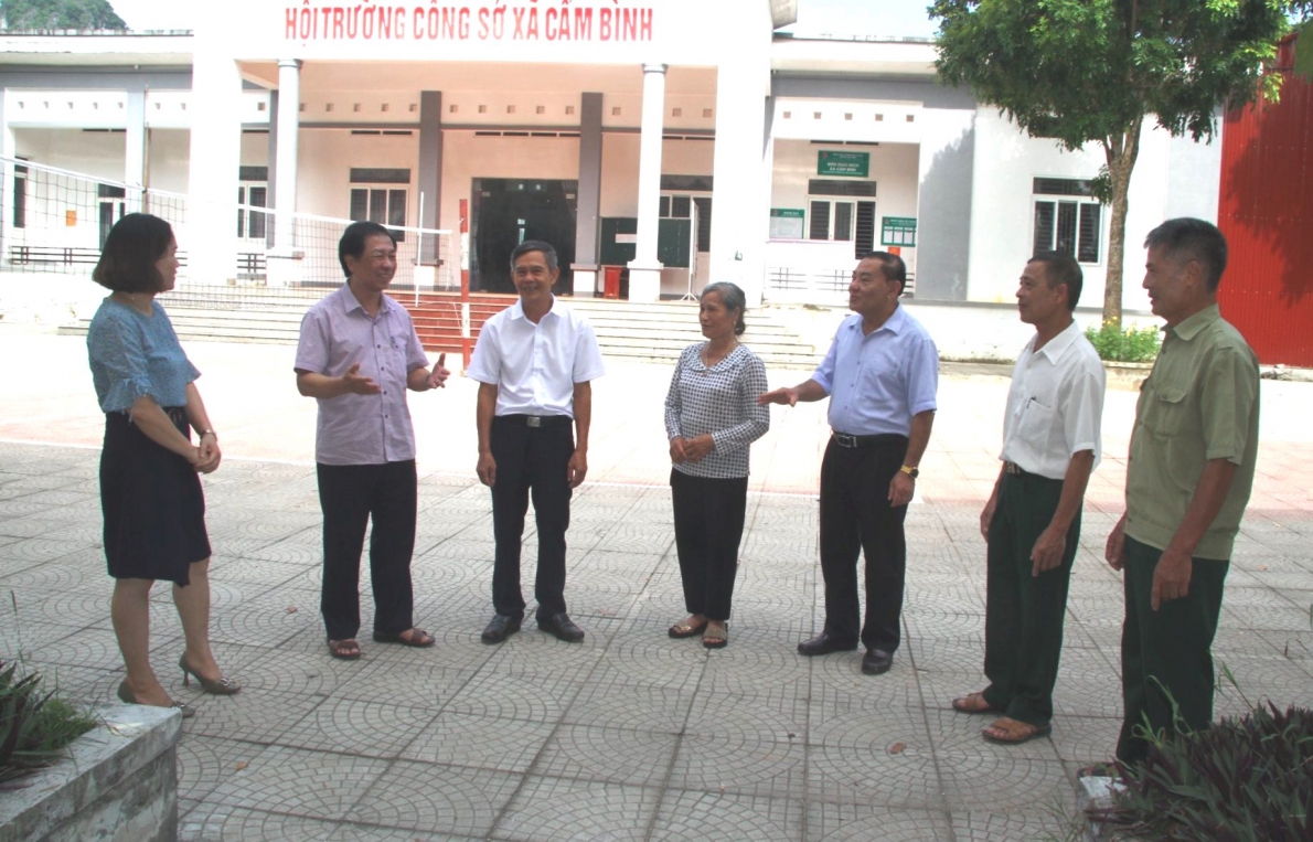 Lãnh đạo Hội NCT tỉnh Thanh Hóa, huyện Cẩm Thủy và xã Cẩm Bình trao đổi, chia sẻ kinh nghiệm hoạt động