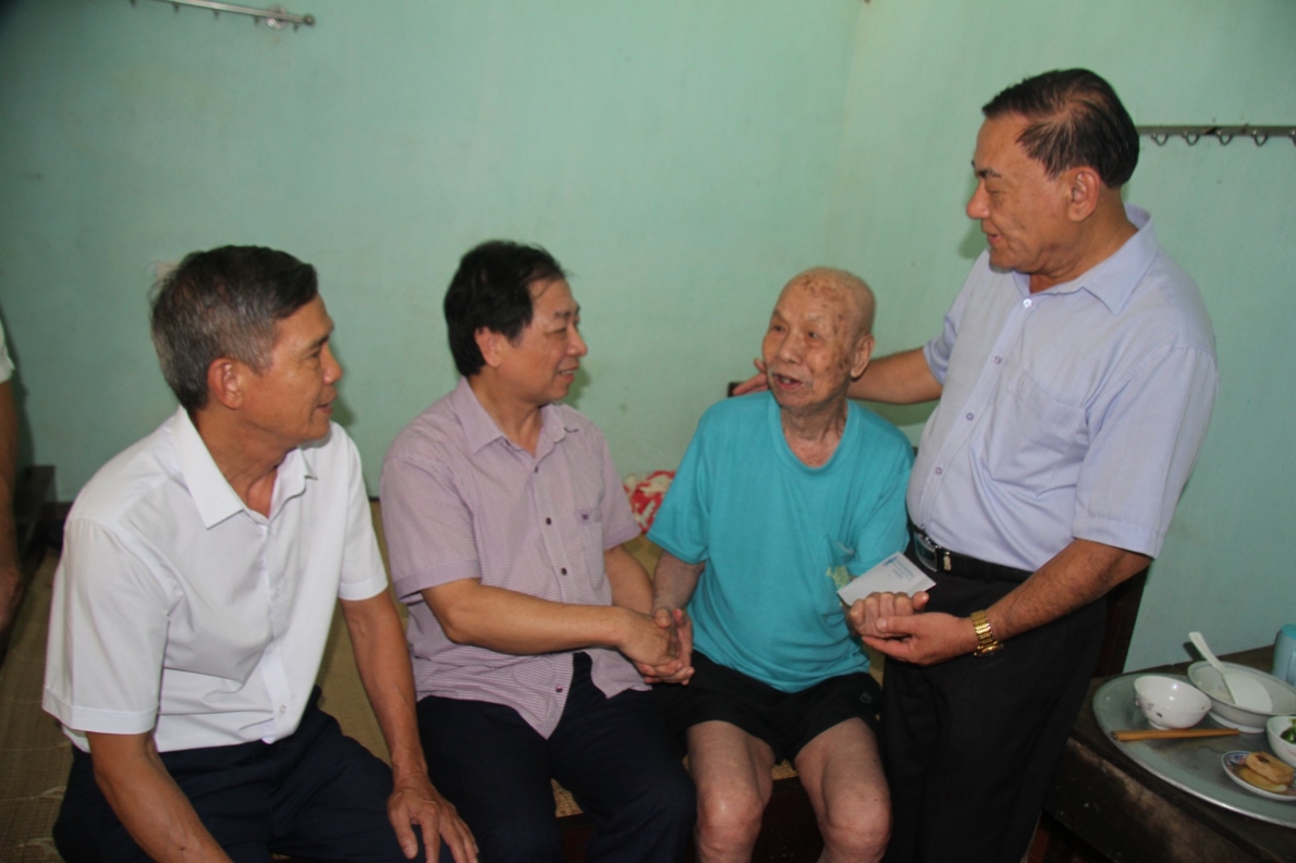 Tặng quà NCT có hoàn cảnh khó khăn huyện Cẩm Thủy