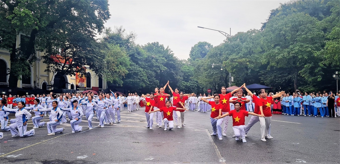 Màn đồng diễn dưỡng sinh của NCT Thủ đô tại Bờ Hồ sáng 25-9