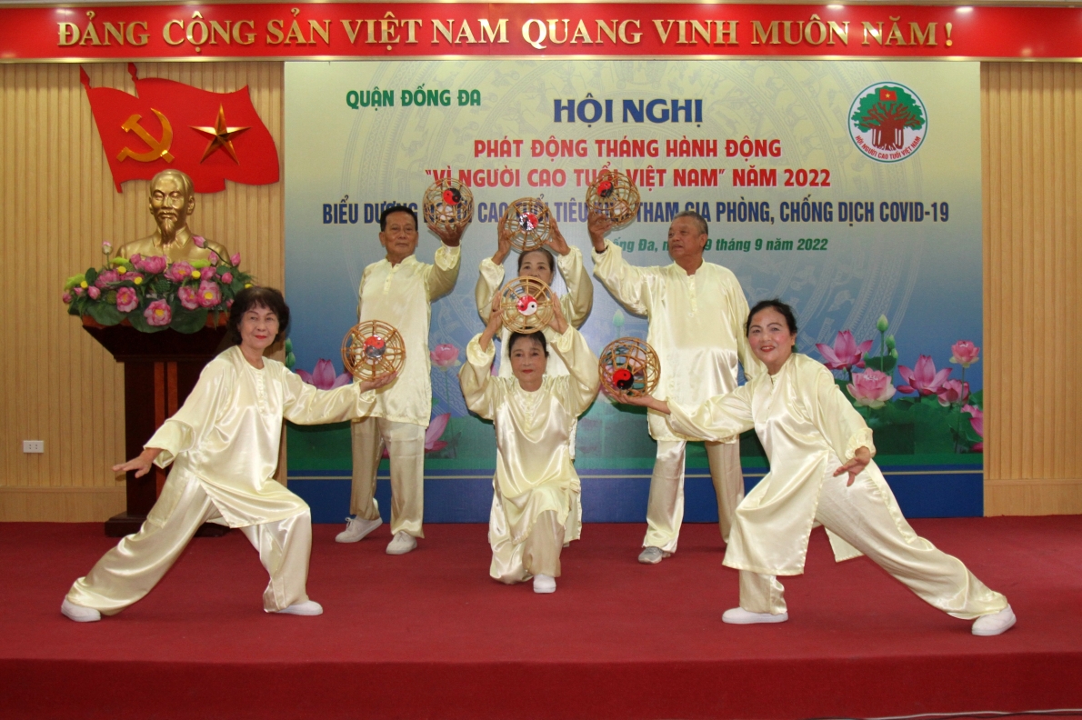 Bài dưỡng sinh của NCT quận Đống Đa chào mừng Hội nghị