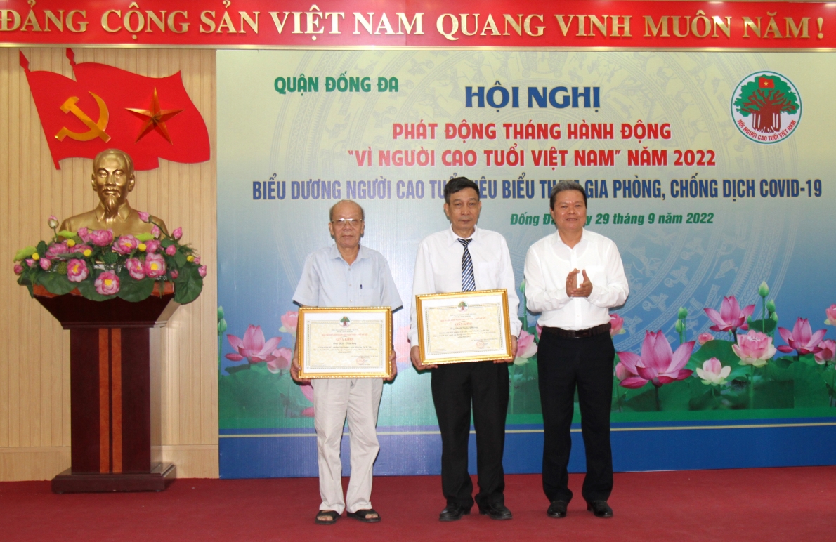 Đại diện Hội NCT thành phố Hà Nội trao Giấy khen của Ủy ban MTTQ thành phố cho các cá nhân tiêu biểu tham gia phòng chống dịch Covid-19