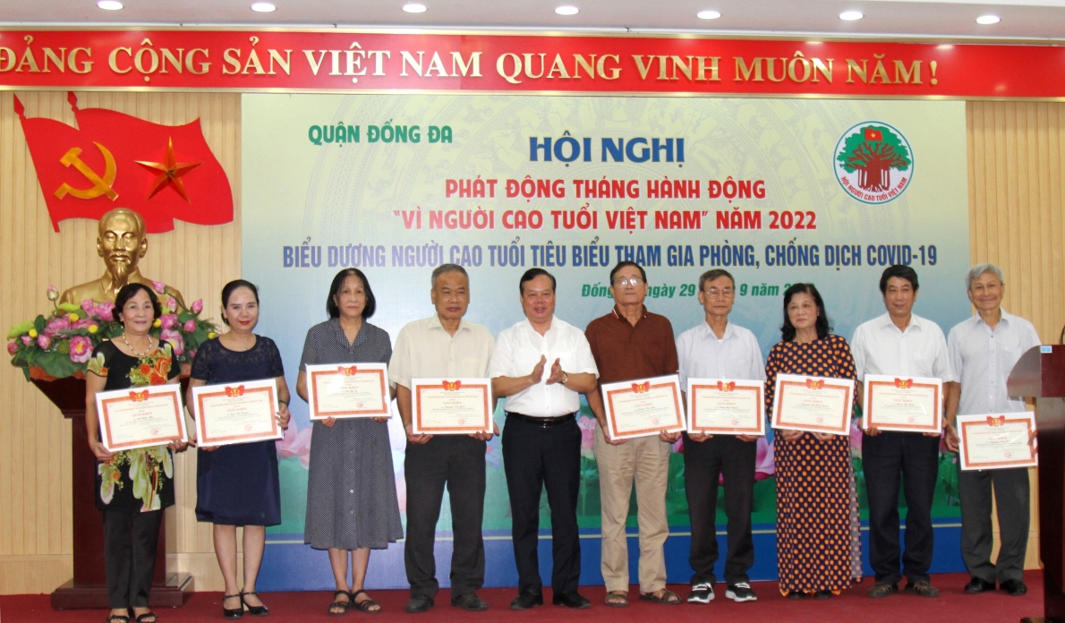 Lãnh đạo quận Đống Đa trao Giấy khen của Ủy ban MTTQ cho các cá nhân xuất sắc