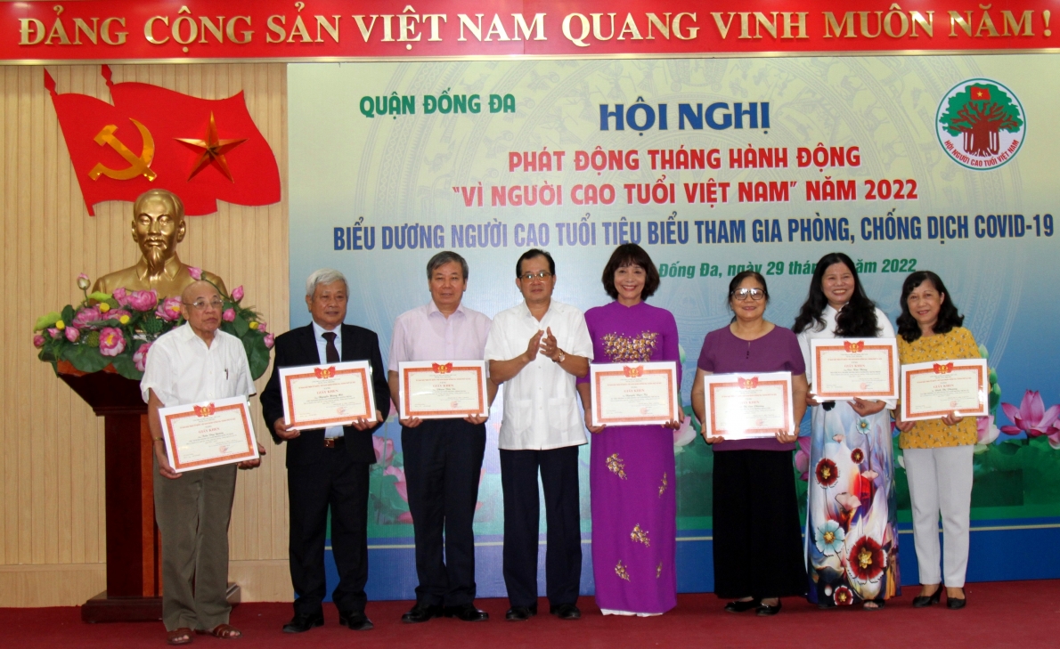 Lãnh đạo quận Đống Đa trao Giấy khen của Ủy ban MTTQ cho các cá nhân xuất sắc