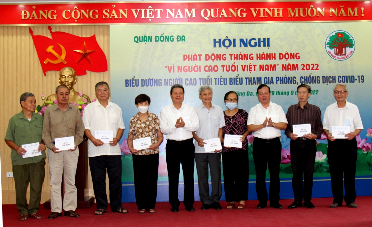 Trao quà hỗ trợ NCT có hoàn cảnh khó khăn quận Đống Đa, TP Hà Nội