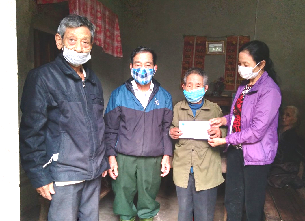 Tặng quà NCT có hoàn cảnh khó khăn xã Sơn Tây, huyện Hương Sơn, tỉnh Hà Tĩnh