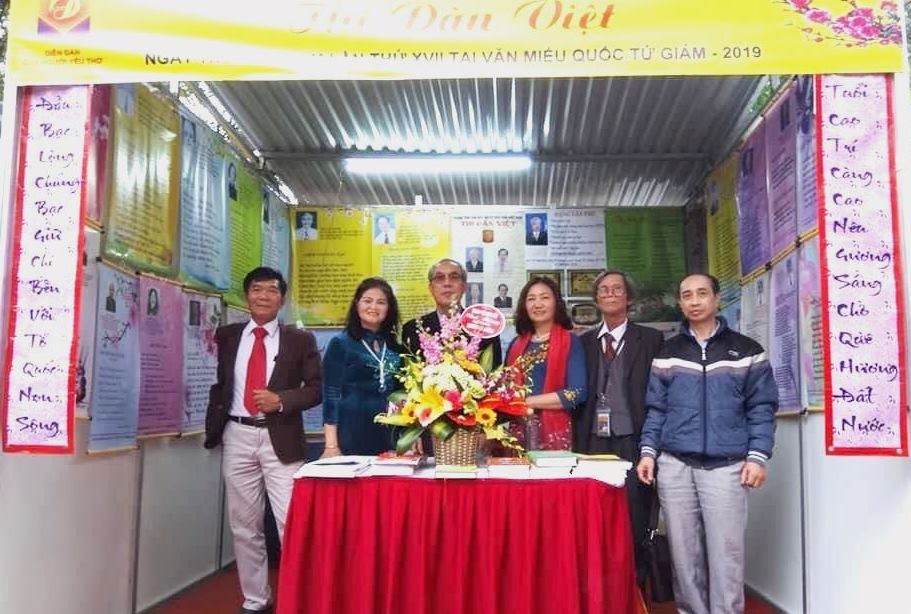 Quán thơ của Thi đàn Việt tại Ngày thơ Việt Nam vào dịp Nguyên tiêu hằng năm