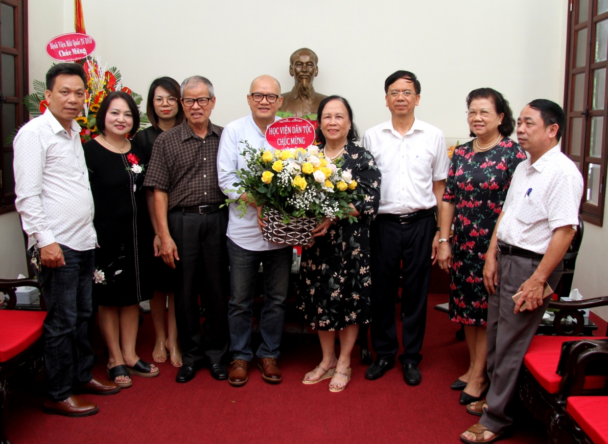 1353 hyc viyn dan tyc chuc myng