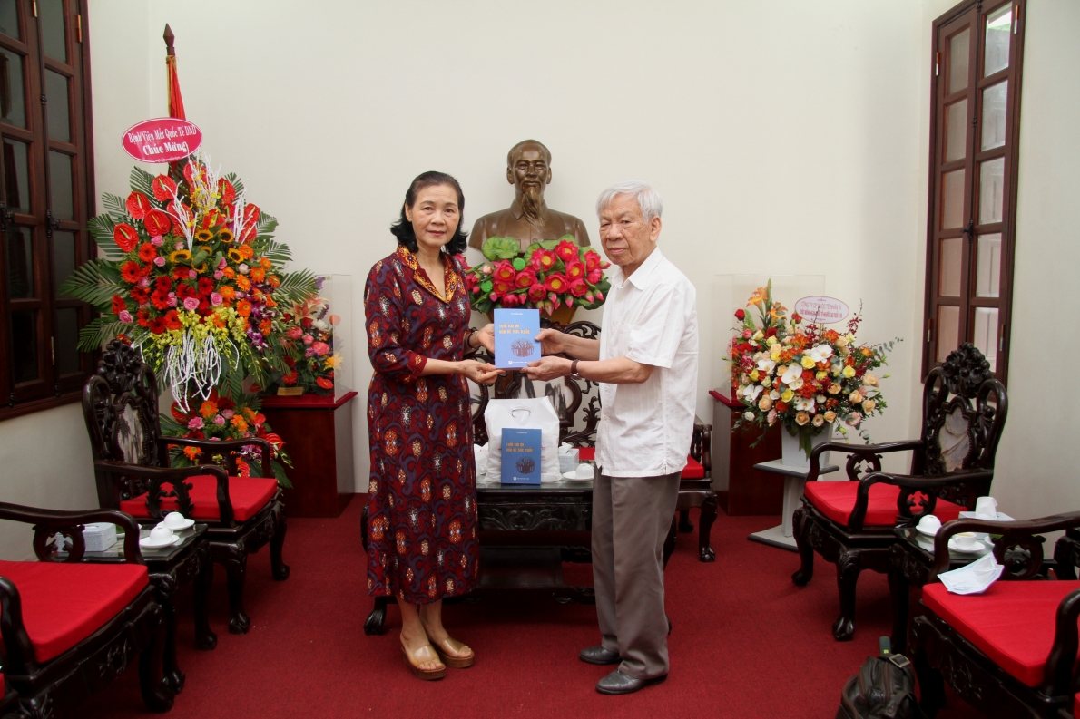 1725 ts yoan yen tyng sach tuyi gia va syc khye