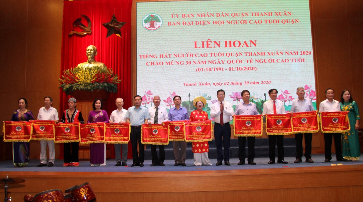 1827 ban ty chyc trao cy lyu niym cho cac yyn vy tham gia lien hoan