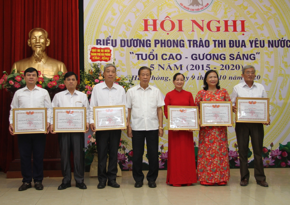 0046 pho chy tych thyyng tryc yam hyu yyc trao byng khen ty hyi cho cac ca nhan xuyt syc