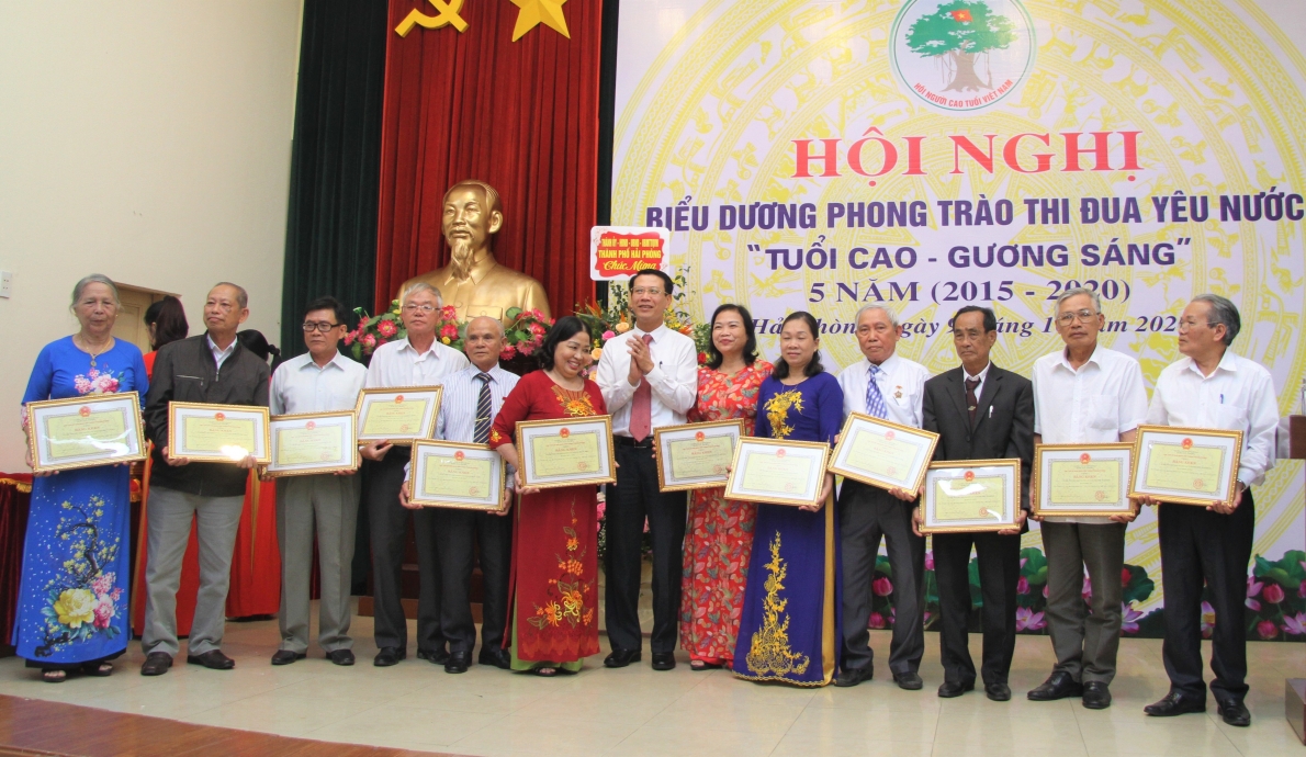 0113 ubnd thanh phy khen thyyng cac ca nhan xuyt syc