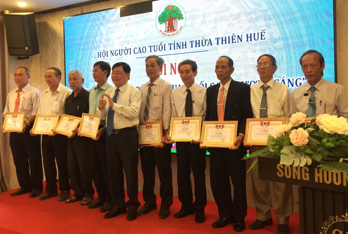 1031 ong hy viyt ly trao giyy khen cya hyi nct tynh cho can by hyi tieu biyu