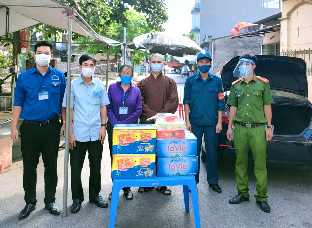 NCT thị trấn Phùng tặng quà các lực lượng tuyến đầu chống dịch