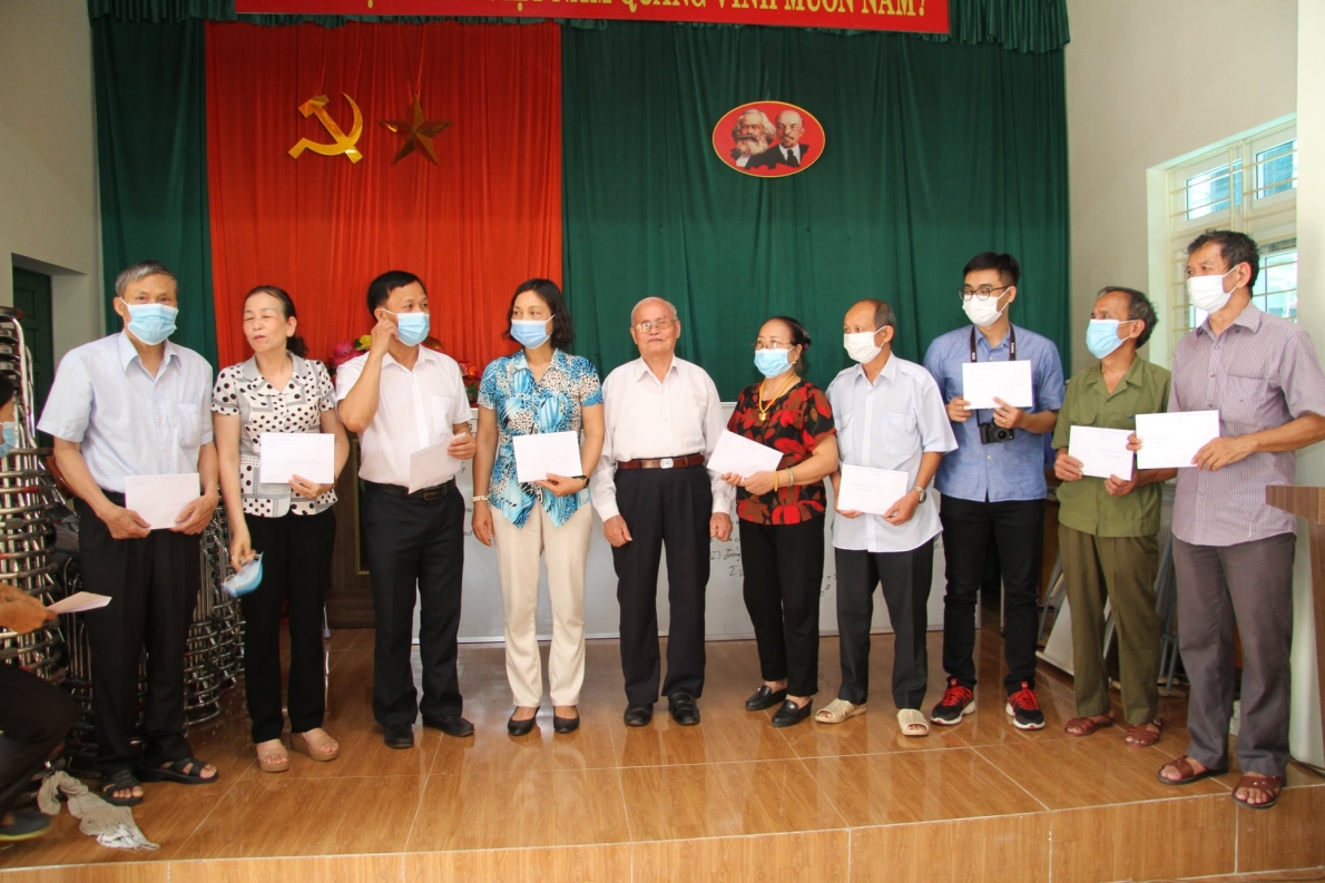 Tặng quà thành viên CLB LTHTGN ở huyện Đan Phượng, TP Hà Nội