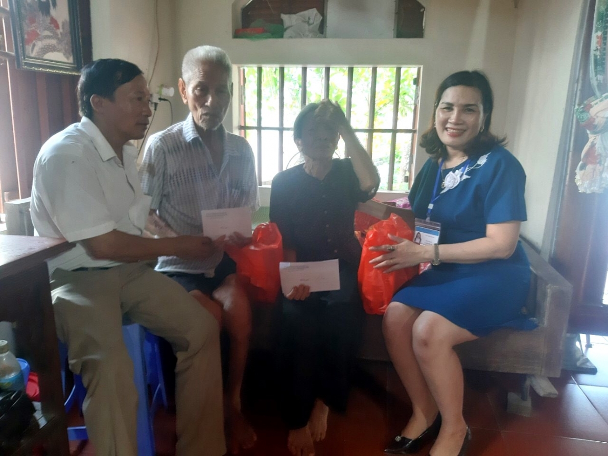 Tặng quà NCT hoàn cảnh khó khăn thị xã Quảng Yên, tỉnh Quảng Ninh
