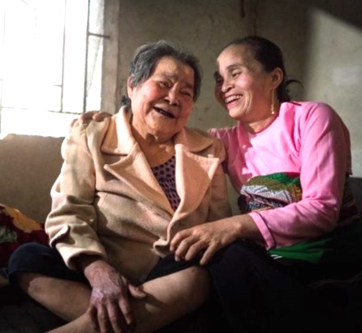 Tình nguyện viên chăm sóc tại nhà của CLB LTHTGN đến động viên, tâm sự và hỗ trợ việc nhà cho các thành viên khó khăn