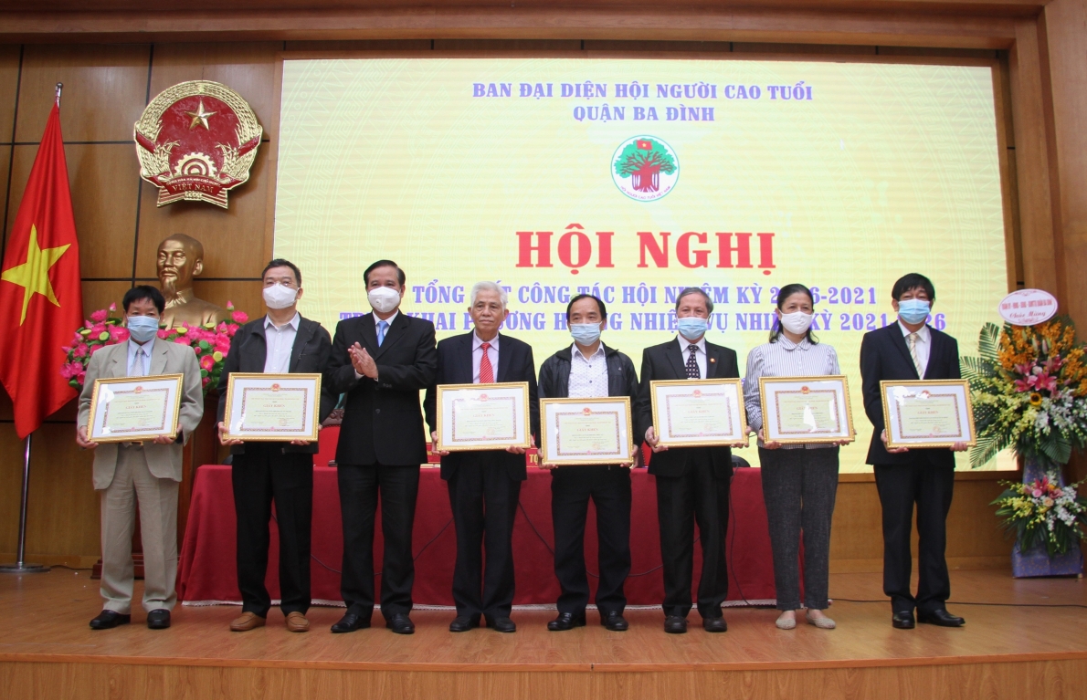 Lãnh đạo quận Ba Đình trao Giấy khen của UBND quận cho các tập thể, cá nhân xuất sắc trong nhiệm kì 2016-2021