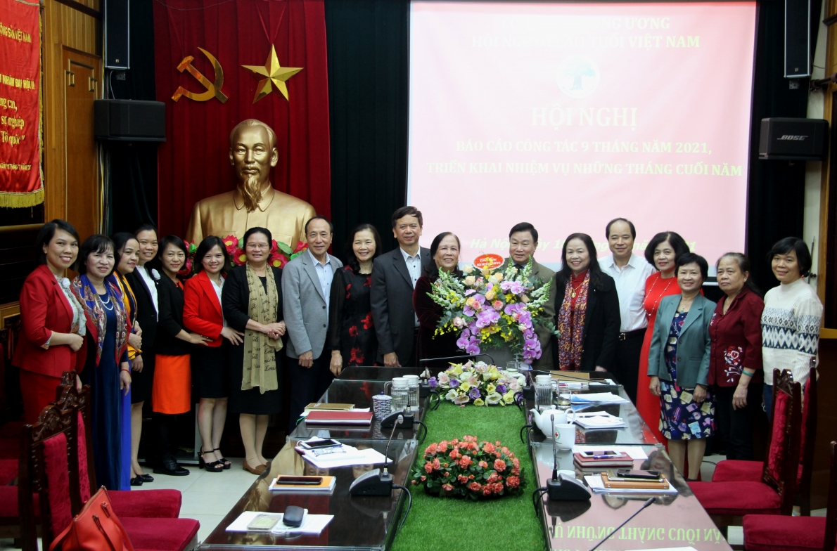 Lãnh đạo Trung ương Hội tặng hoa chúc mừng nữ cán bộ, công chức, viên chức cơ quan nhân Ngày Phụ nữ Việt Nam 20-10