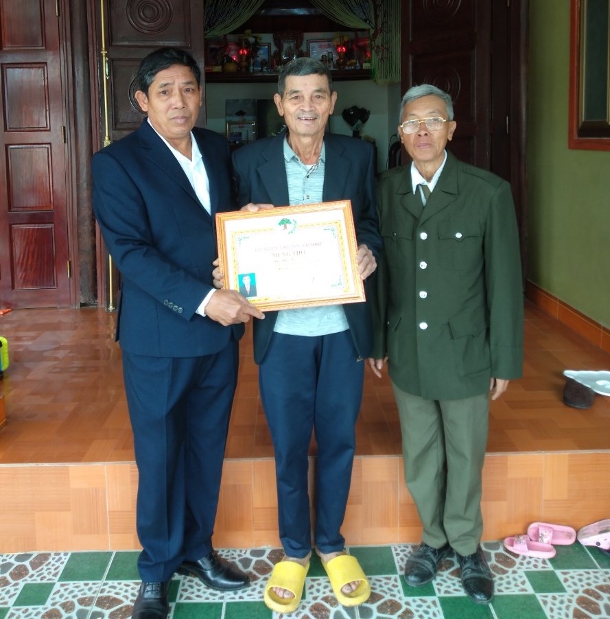 Để phòng chống dịch bệnh, huyện Đức Thọ, tỉnh Hà Tĩnh trao Bằng mừng thọ tại nhà cho NCT