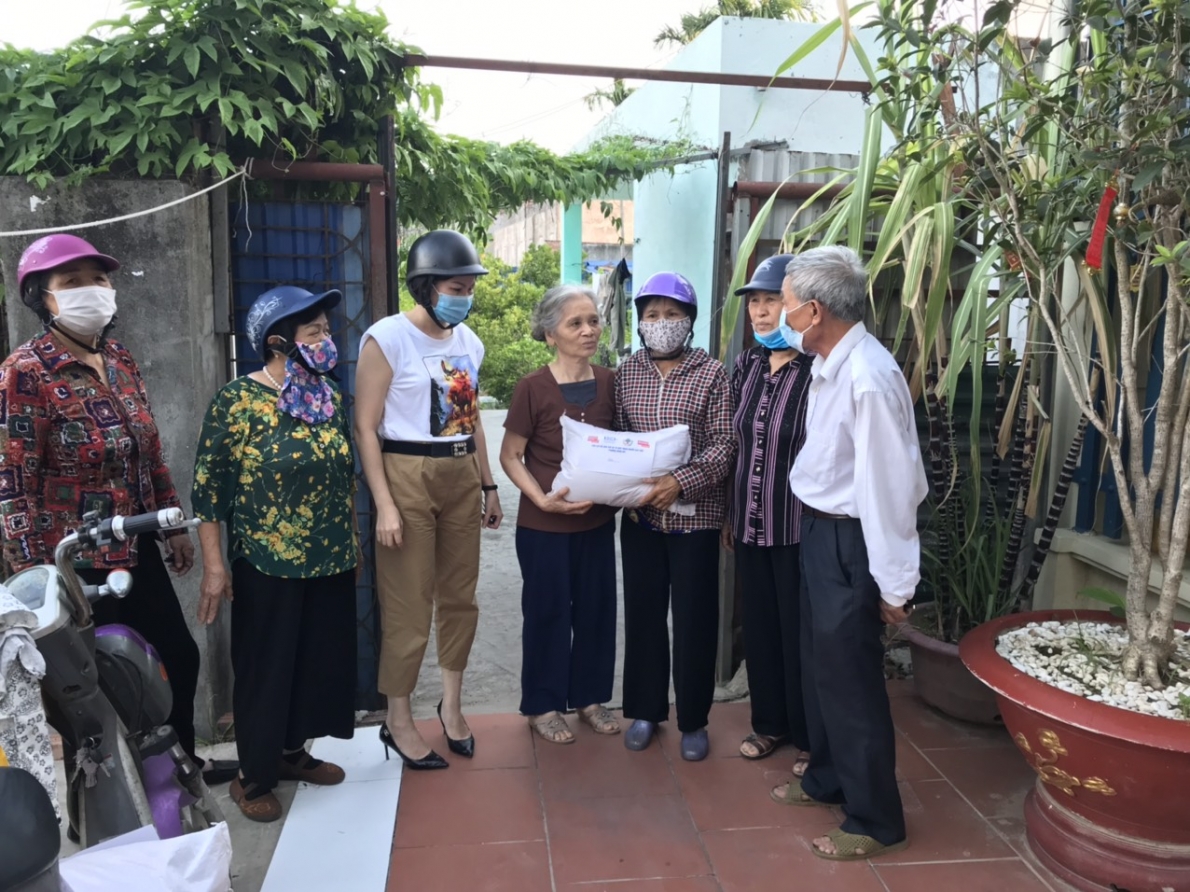 Hội NCT phường Hải Đằng, quận Hải An tặng quà hỗ trợ NCT khó khăn vượt qua mùa dịch