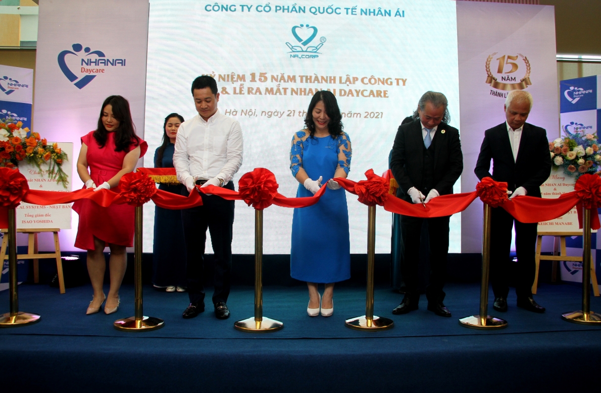 Các đại biểu cắt băng khánh thành công trình